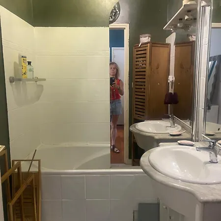 Chez Particulier Avec Sdb Et étage Indépendant Proche Arena Habitación en casa particular