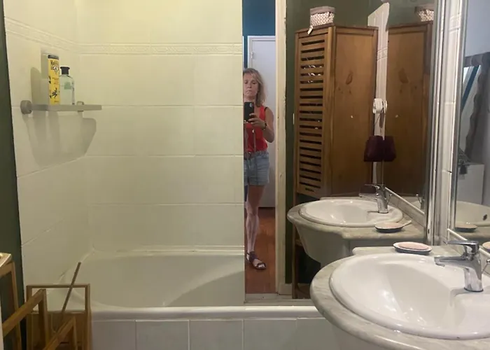 Chez Particulier Avec Sdb Et Etage Independant Proche Arena Homestay